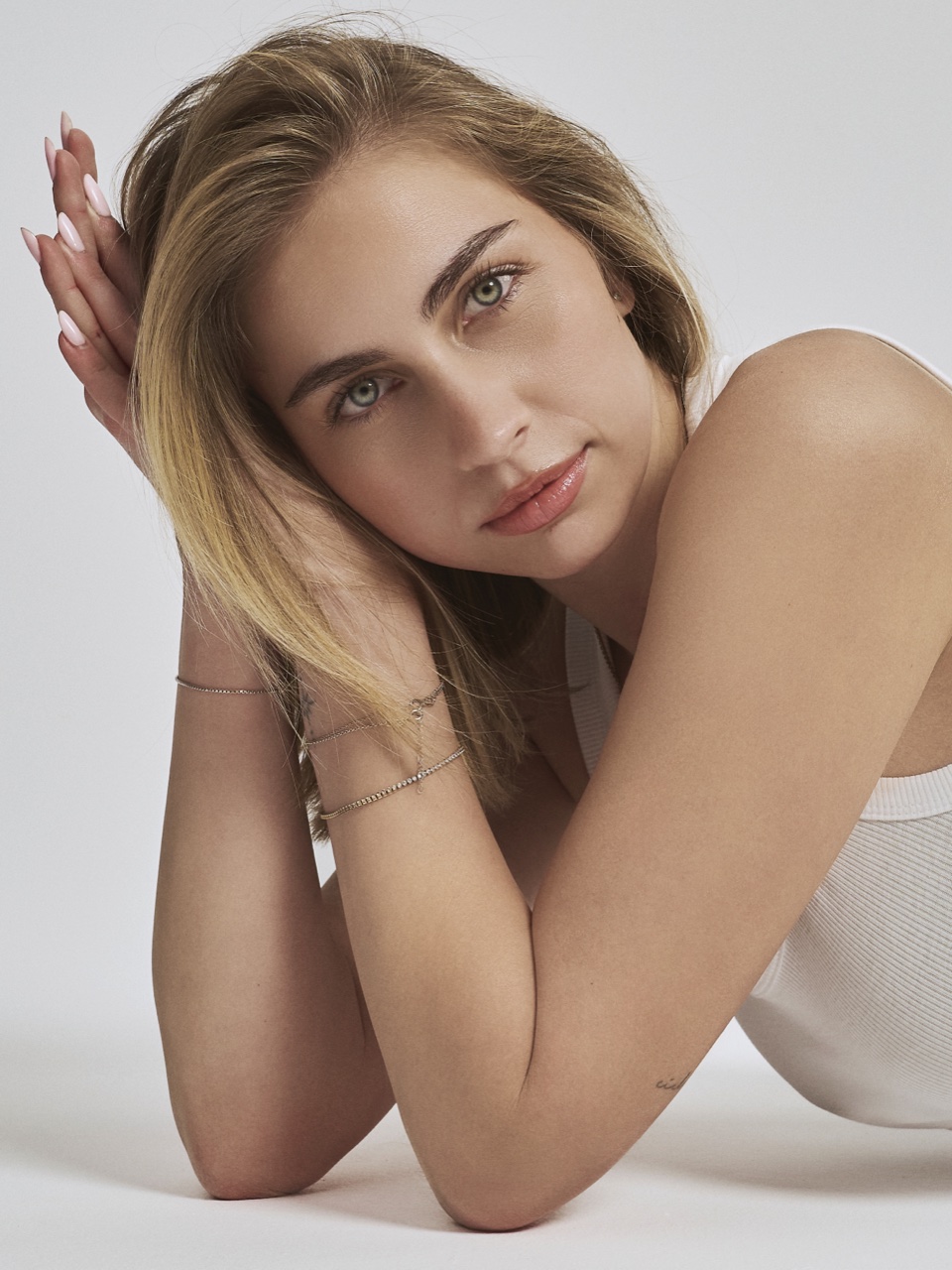 Portret femeie 25-35, piele curată, fără machiaj