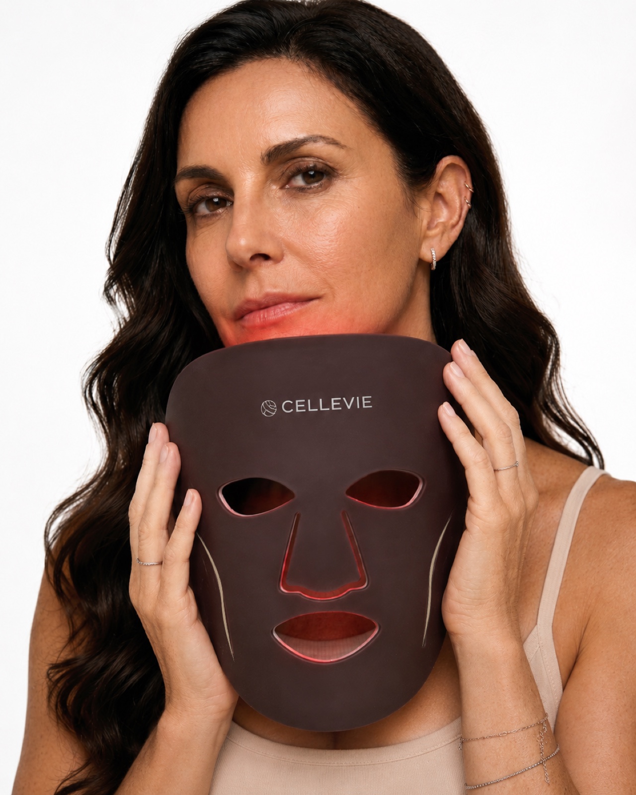 Femeie ținând Cellevie Mask în dreptul feței
